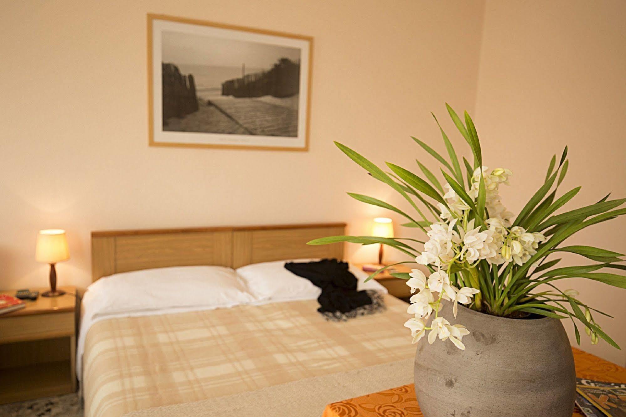 Hotel Buena Onda 페스키에라델가르다 외부 사진